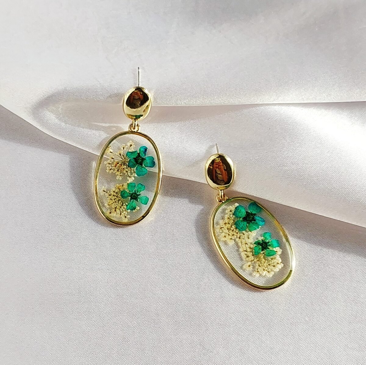 Clear Resin Floral Earring - Image 4