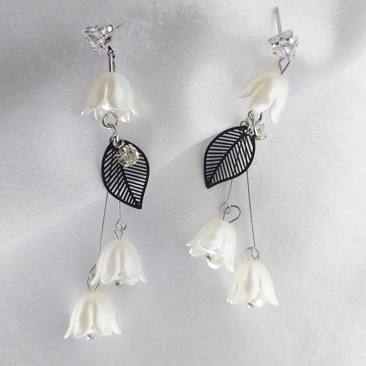 Light Weight White Tulips Earring - Image 1